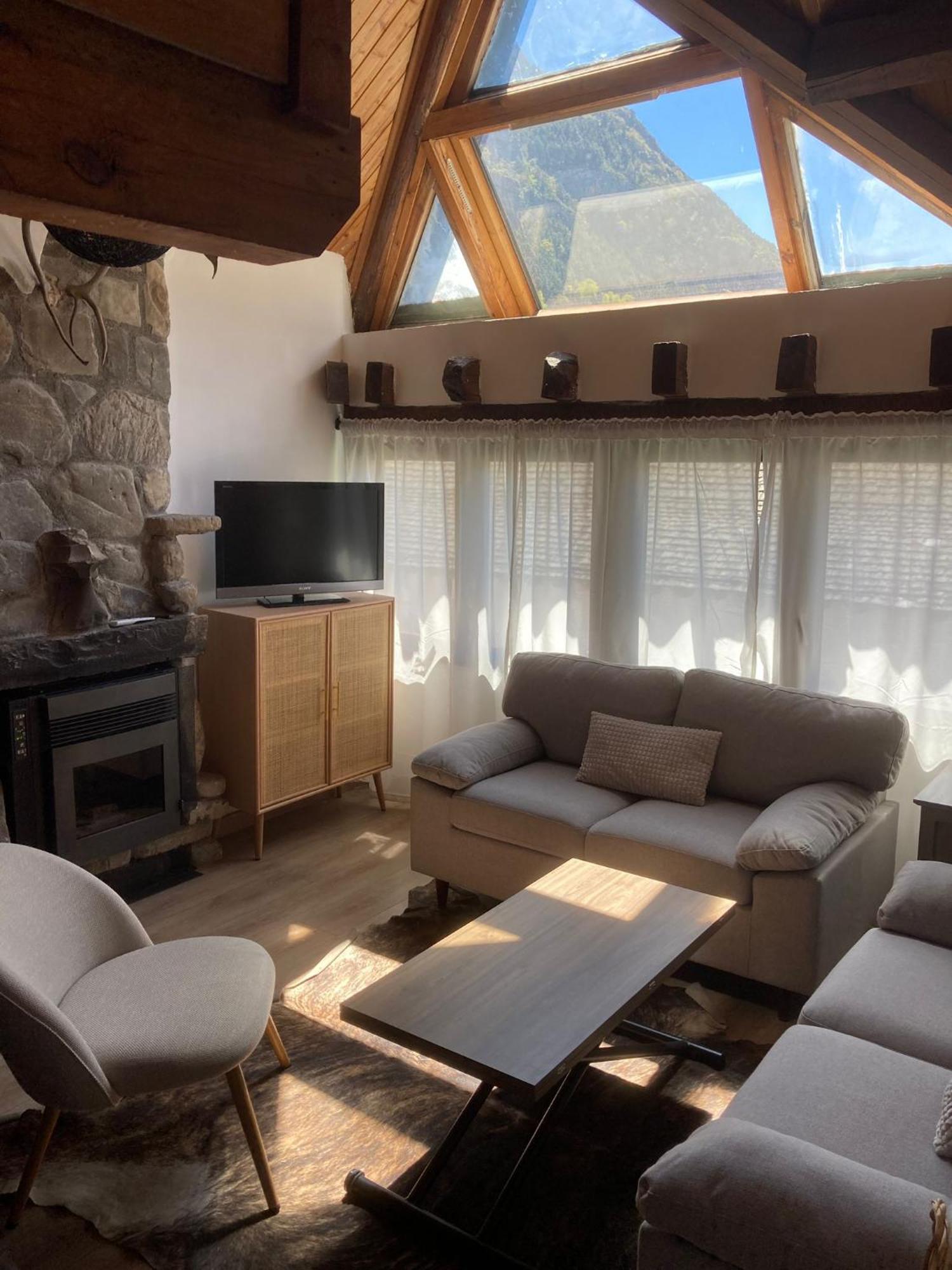 Precioso Atico Acogedor En Canfranc Exterior photo